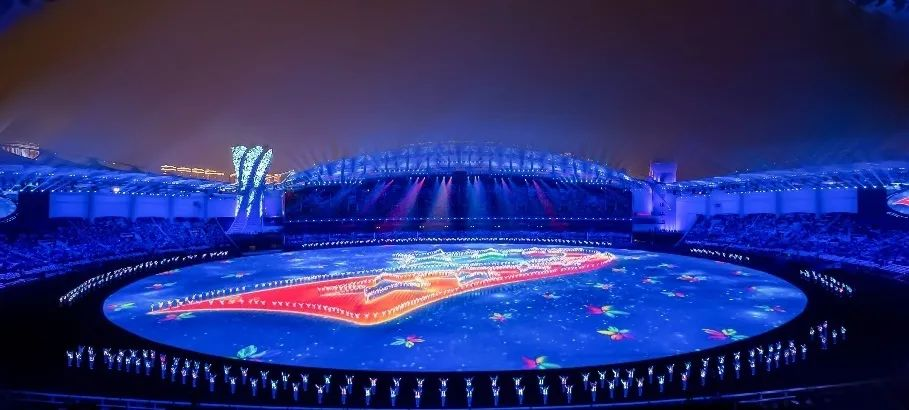 兴发娱乐董事长李军受邀出席华中科技大学第十六届企业家论坛，，，，并发演出讲