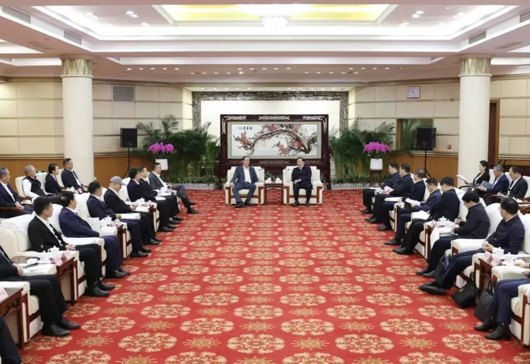 兴发娱乐董事长李军受邀出席华中科技大学第十六届企业家论坛，，，，并发演出讲